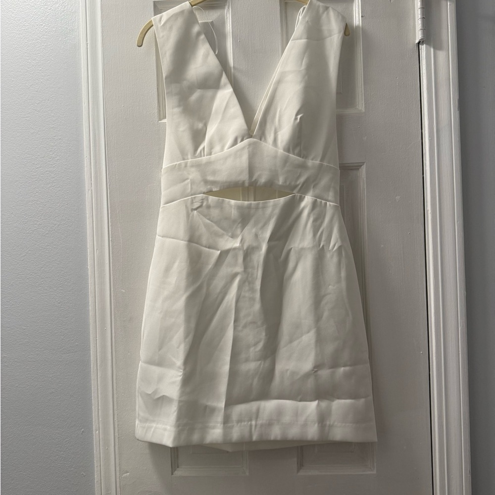 Elegant White Sleeveless Dress